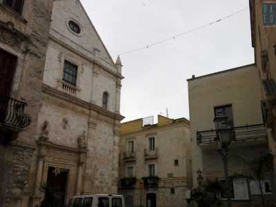 Siamo ora alla fine di piazza del Popolo e ci ritroviamo in uno slargo dominato dalla chiesa della Santa Maria Annunziata, indicata nell'undicesimo secolo da bolle papali come sede vescovile